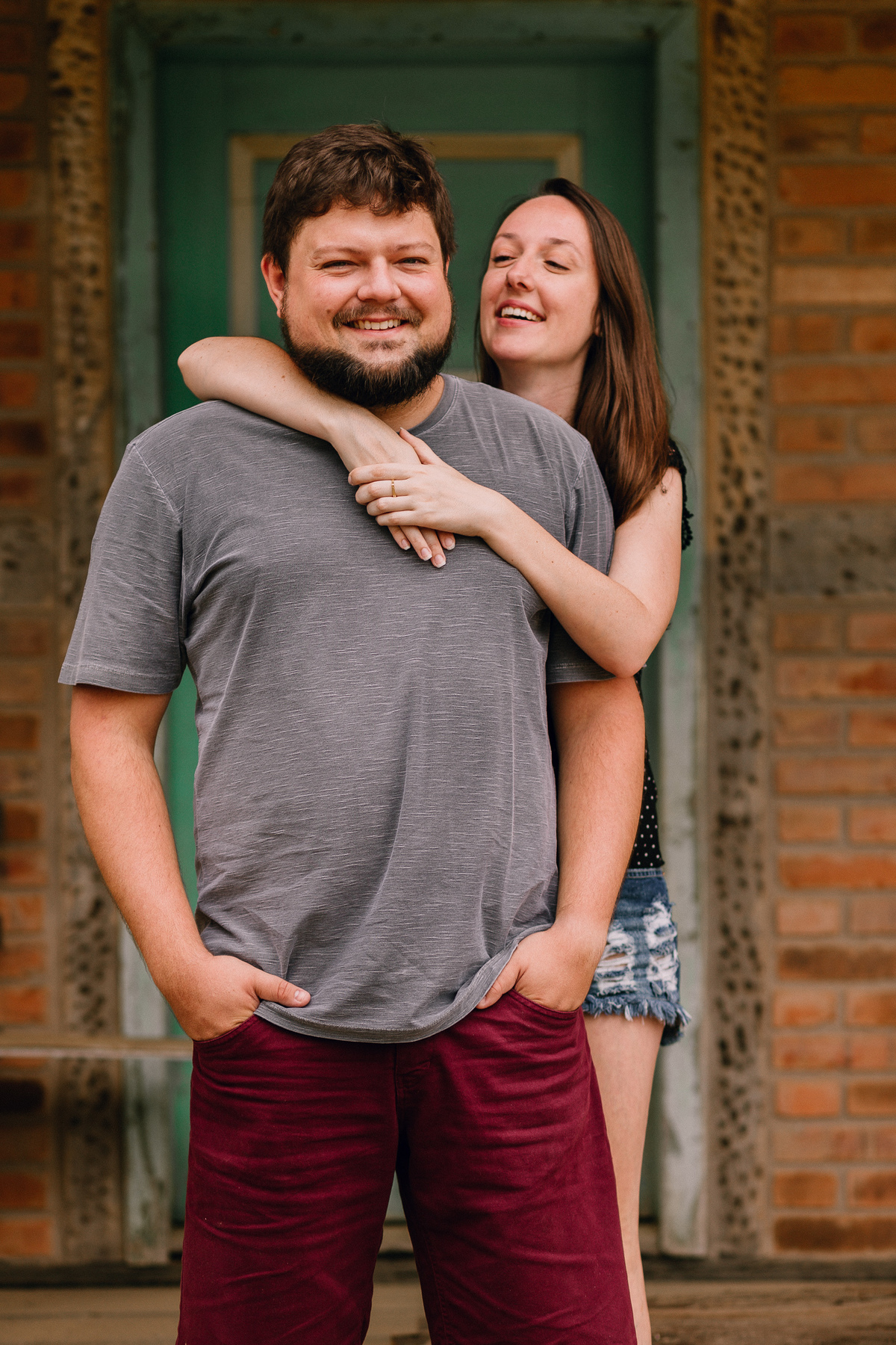 ensaio de casal em Pomerode, Santa Catarina no Vale Europeu. Foto com casa enxaimel.
