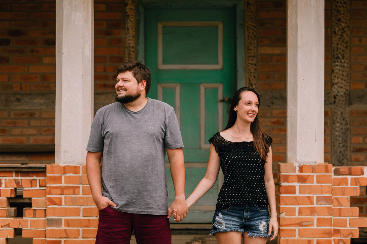 ensaio de casal em Pomerode, Santa Catarina no Vale Europeu. Foto com casa enxaimel.