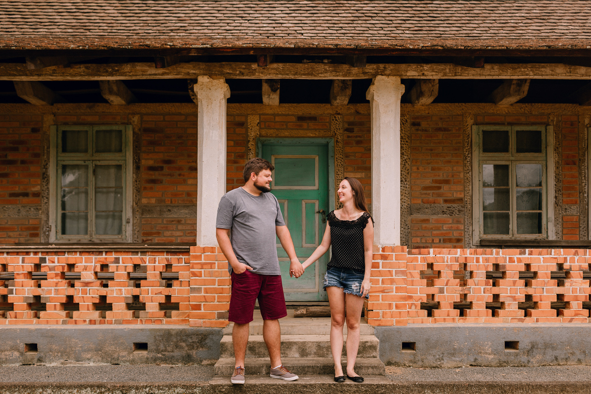 ensaio de casal em Pomerode, Santa Catarina no Vale Europeu. Foto com casa enxaimel.