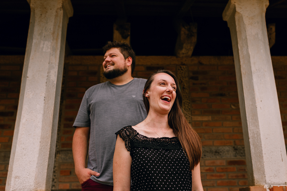 ensaio de casal em Pomerode, Santa Catarina no Vale Europeu. Foto com casa enxaimel.