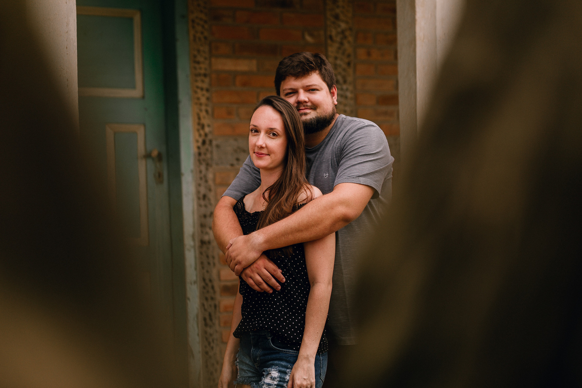 ensaio de casal em Pomerode, Santa Catarina no Vale Europeu. Foto com casa enxaimel.