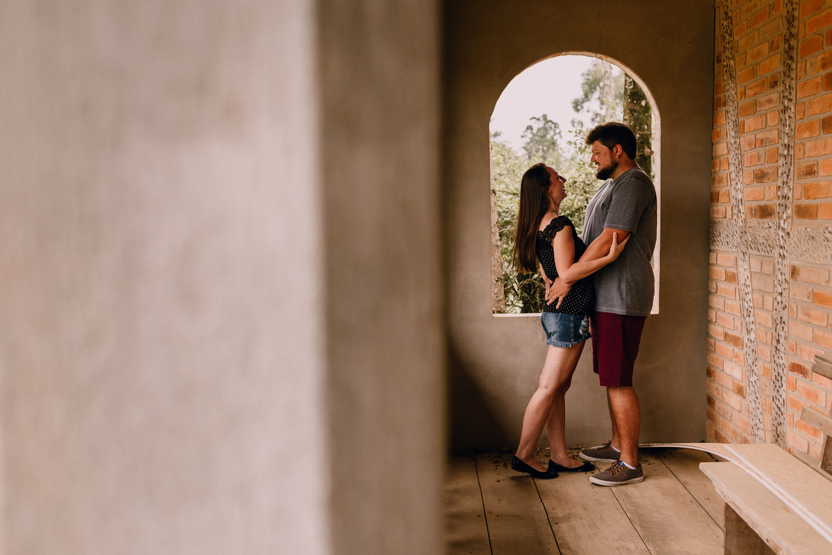 ensaio de casal em Pomerode, Santa Catarina no Vale Europeu. Foto com casa enxaimel.