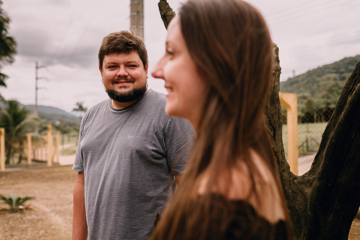 ensaio de casal em Pomerode, Santa Catarina no Vale Europeu. Foto com casa enxaimel.