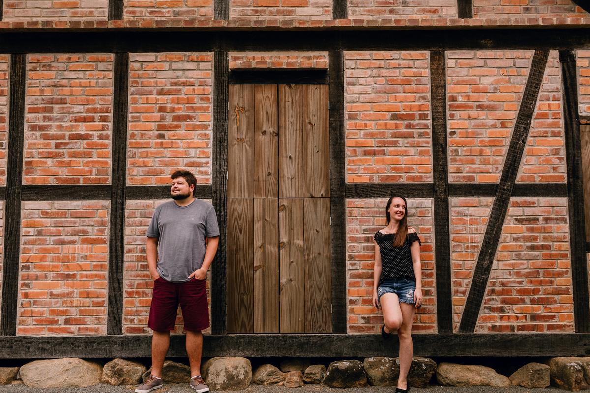ensaio de casal em Pomerode, Santa Catarina no Vale Europeu. Foto com casa enxaimel.