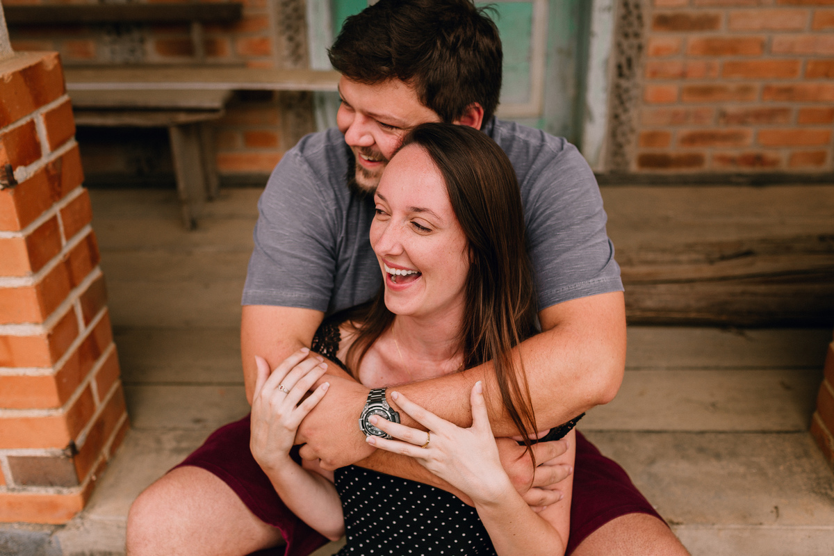 ensaio de casal em Pomerode, Santa Catarina no Vale Europeu. Foto com casa enxaimel.
