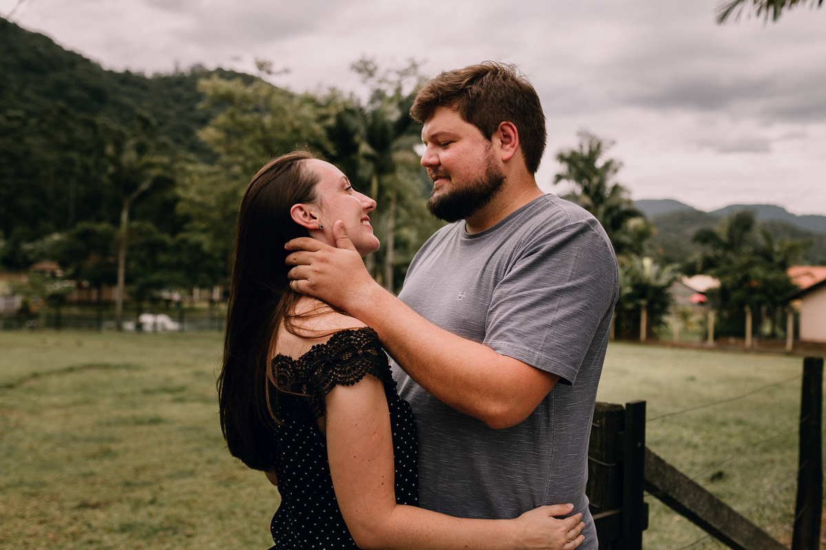 ensaio de casal em Pomerode, Santa Catarina no Vale Europeu. Foto com casa enxaimel.