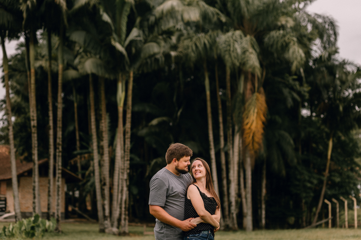 ensaio de casal em Pomerode, Santa Catarina no Vale Europeu. Foto com casa enxaimel.