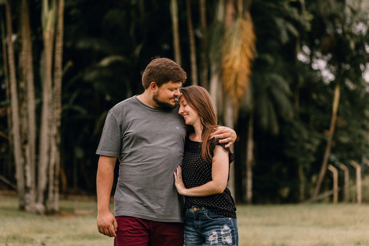 ensaio de casal em Pomerode, Santa Catarina no Vale Europeu. Foto com casa enxaimel.
