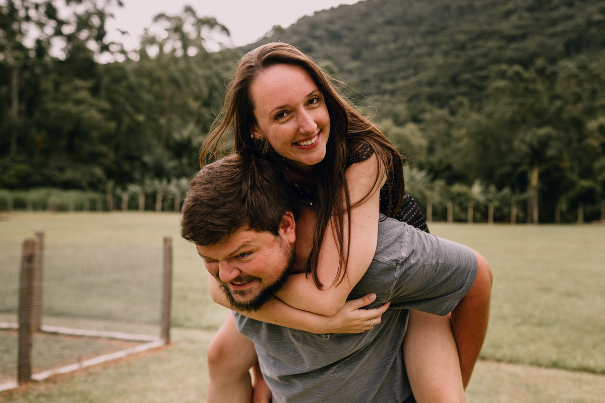 ensaio de casal em Pomerode, Santa Catarina no Vale Europeu. Foto com casa enxaimel.