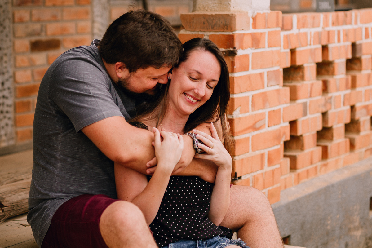 ensaio de casal em Pomerode, Santa Catarina no Vale Europeu. Foto com casa enxaimel.