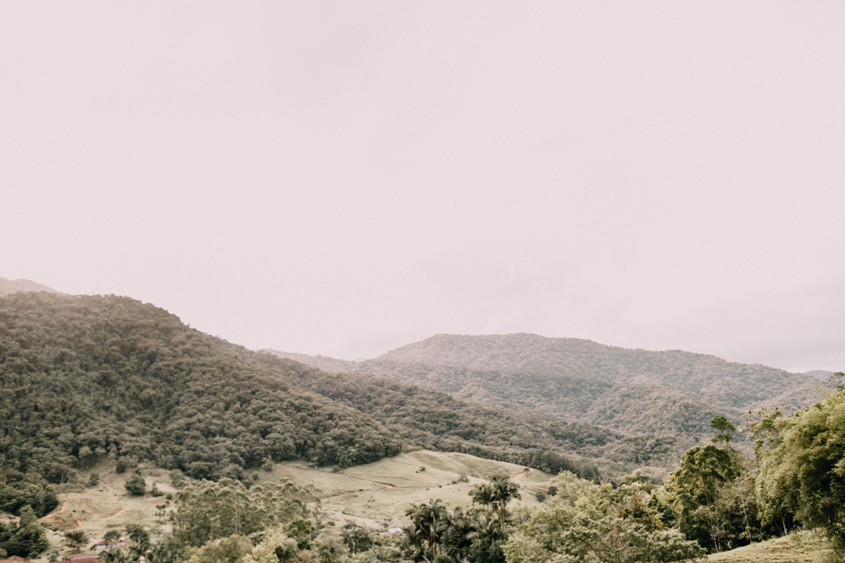 ensaio de casal em Pomerode, Santa Catarina no Vale Europeu. Paisagem dos vales em Pomerode.