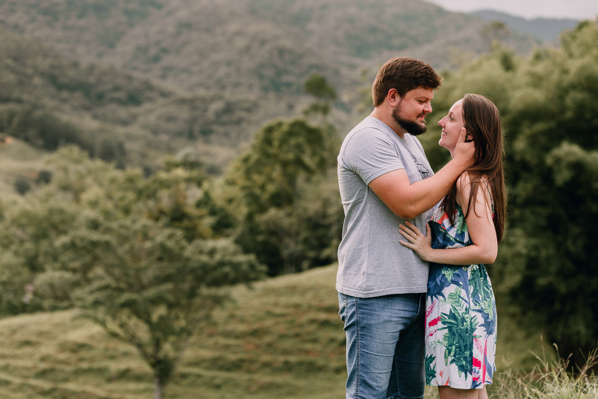 ensaio de casal em Pomerode, Santa Catarina no Vale Europeu. Paisagem dos vales em Pomerode.