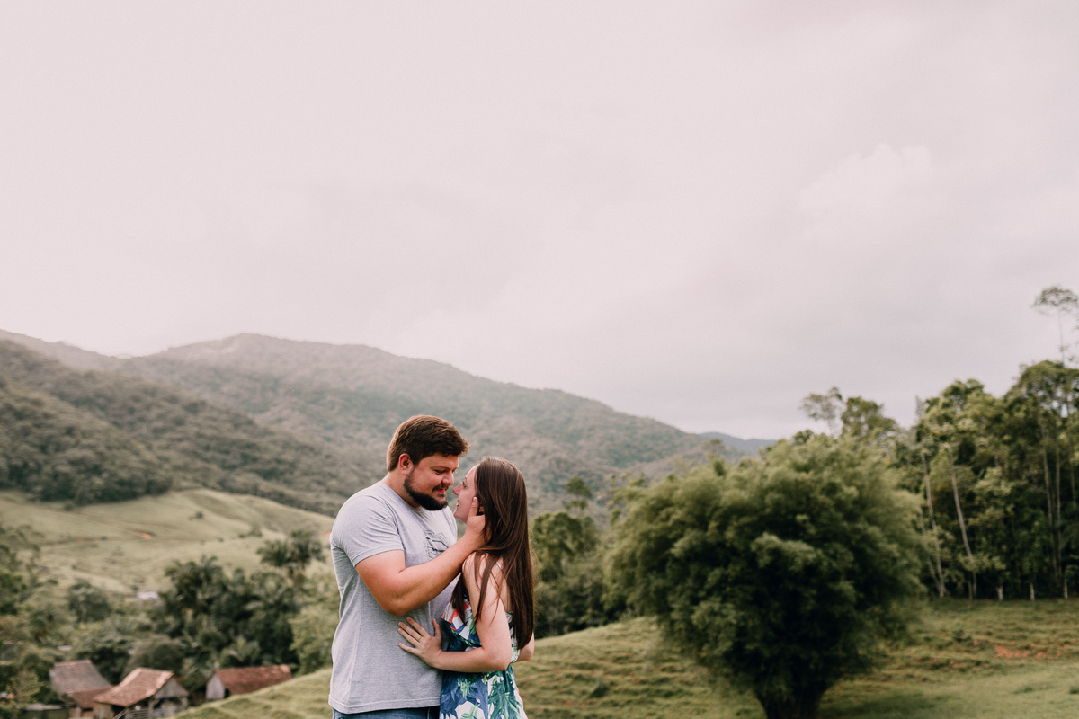 ensaio de casal em Pomerode, Santa Catarina no Vale Europeu. Paisagem dos vales em Pomerode.
