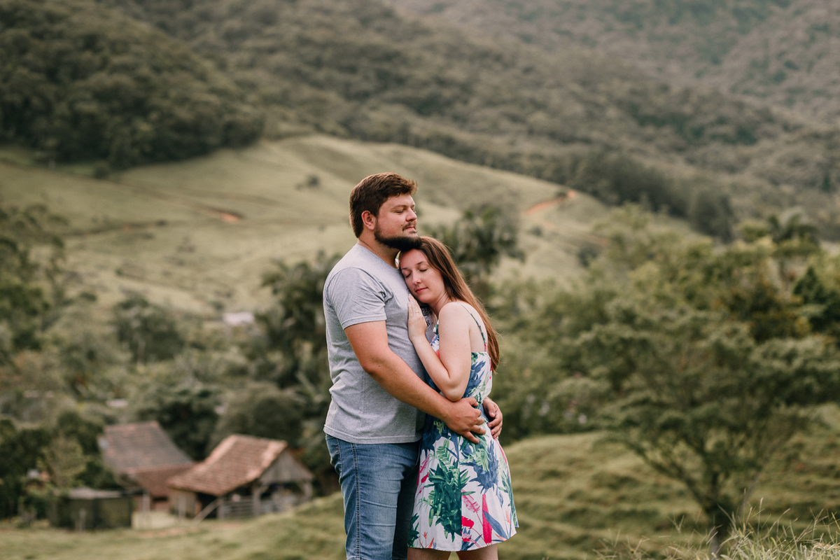 ensaio de casal em Pomerode, Santa Catarina no Vale Europeu. Paisagem dos vales em Pomerode.