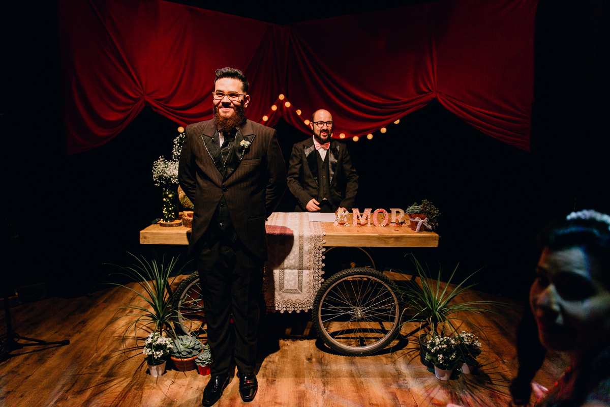 Cerimônia Ingrid e Gustavo em Teatro de Curitiba Espaço Fantástico das Artes, casamento de atores no teatro