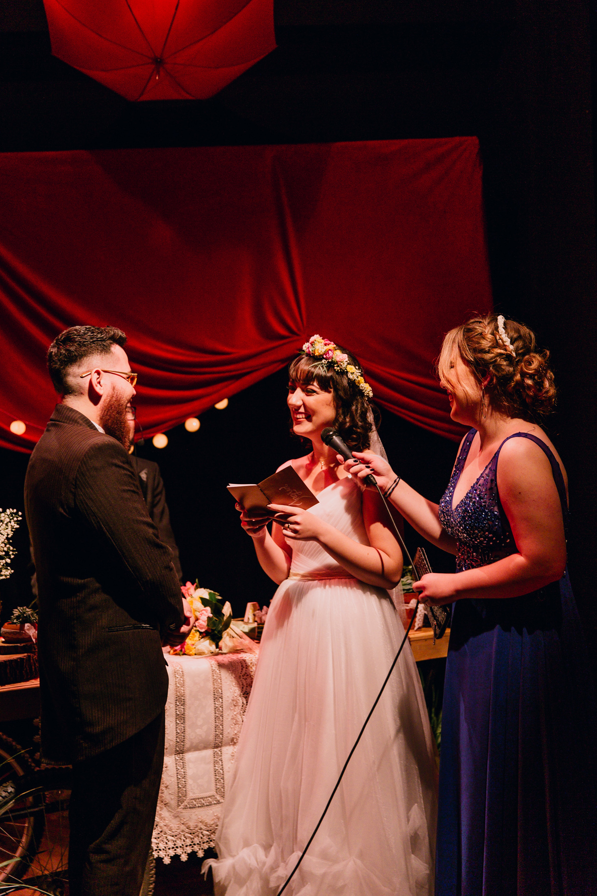 Cerimônia Ingrid e Gustavo em Teatro de Curitiba Espaço Fantástico das Artes, casamento de atores no teatro