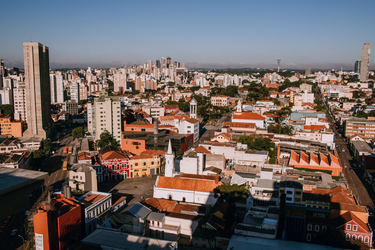 Memorial de Curitiba no Largo da Ordem Ensaio de Gestante com pets animais de estimação. Ensaio externo de gestante feito de dia.