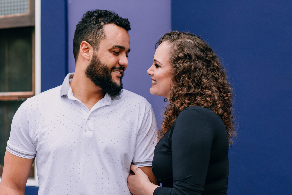 Ensaio de Casal Pré Wedding feito em Morretes cidade histórica perto de Curitiba. Ensaio externo colorido de casal