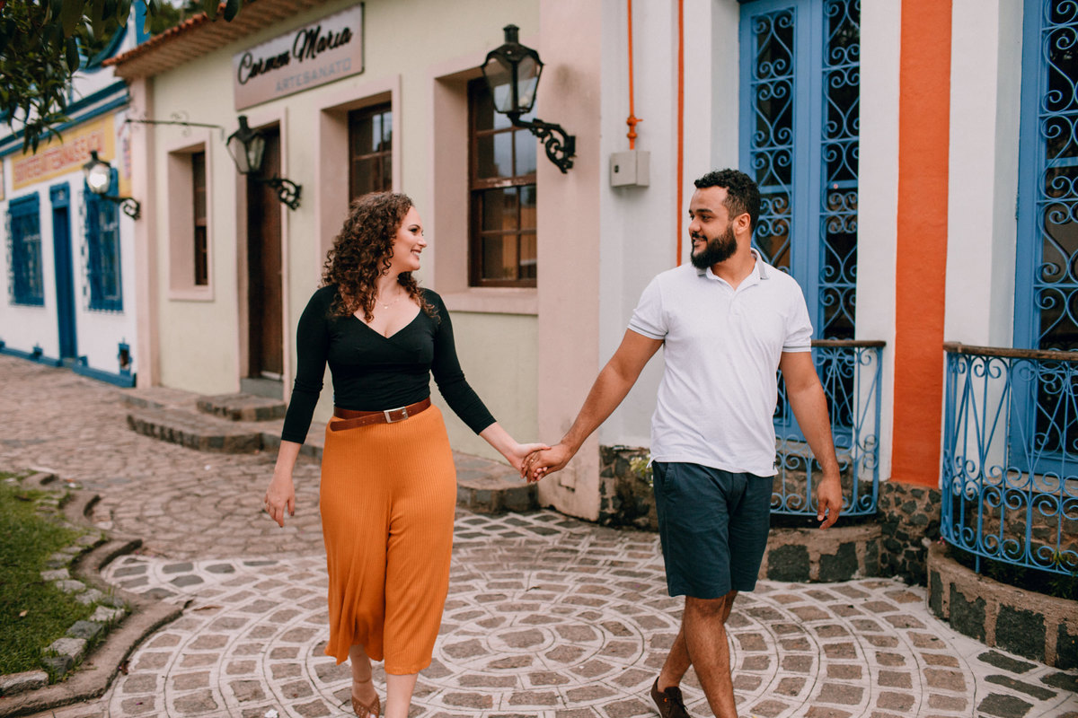 Ensaio de Casal Pré Wedding feito em Morretes cidade histórica perto de Curitiba. Ensaio externo colorido de casal