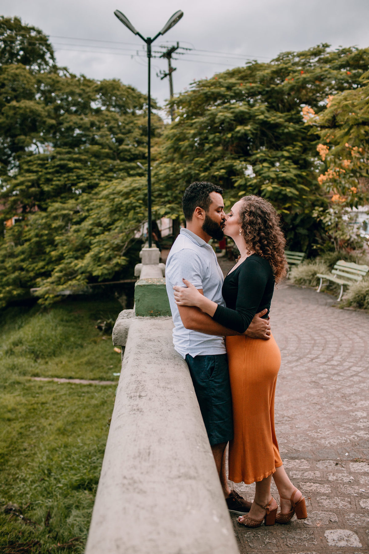 Ensaio de Casal Pré Wedding feito em Morretes cidade histórica perto de Curitiba. Ensaio externo colorido de casal