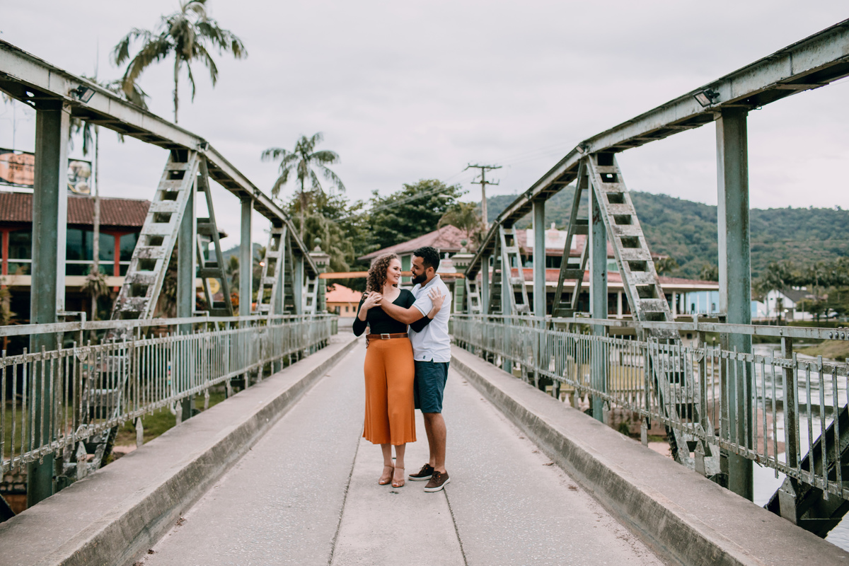 Ensaio de Casal Pré Wedding feito em Morretes cidade histórica perto de Curitiba. Ensaio externo colorido de casal ponte em morretes