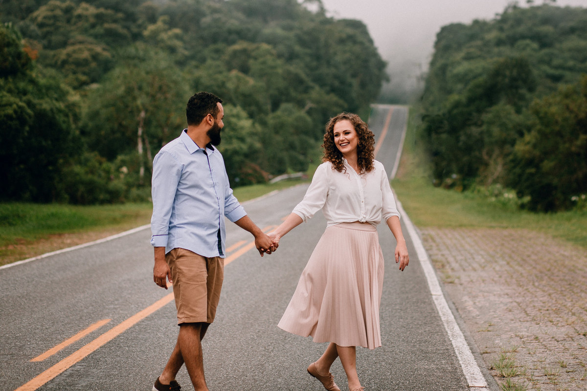 ensaio de casal fotografado na serra da graciosa perto de curitiba e do litoral do paraná. Pré Wedding, ensaio fotográfico externo