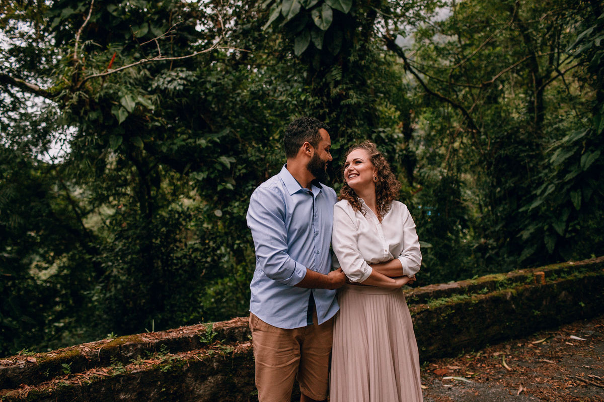 ensaio de casal fotografado na serra da graciosa perto de curitiba e do litoral do paraná. Pré Wedding, ensaio fotográfico externo