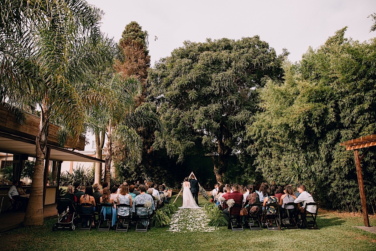 Cerimônia de Casamento na Chácara das Paineiras em Curitiba. Casamento ao ar livre, de dia, casamento com árvores, raquel e Tiago vestido Artha Atelier casamento