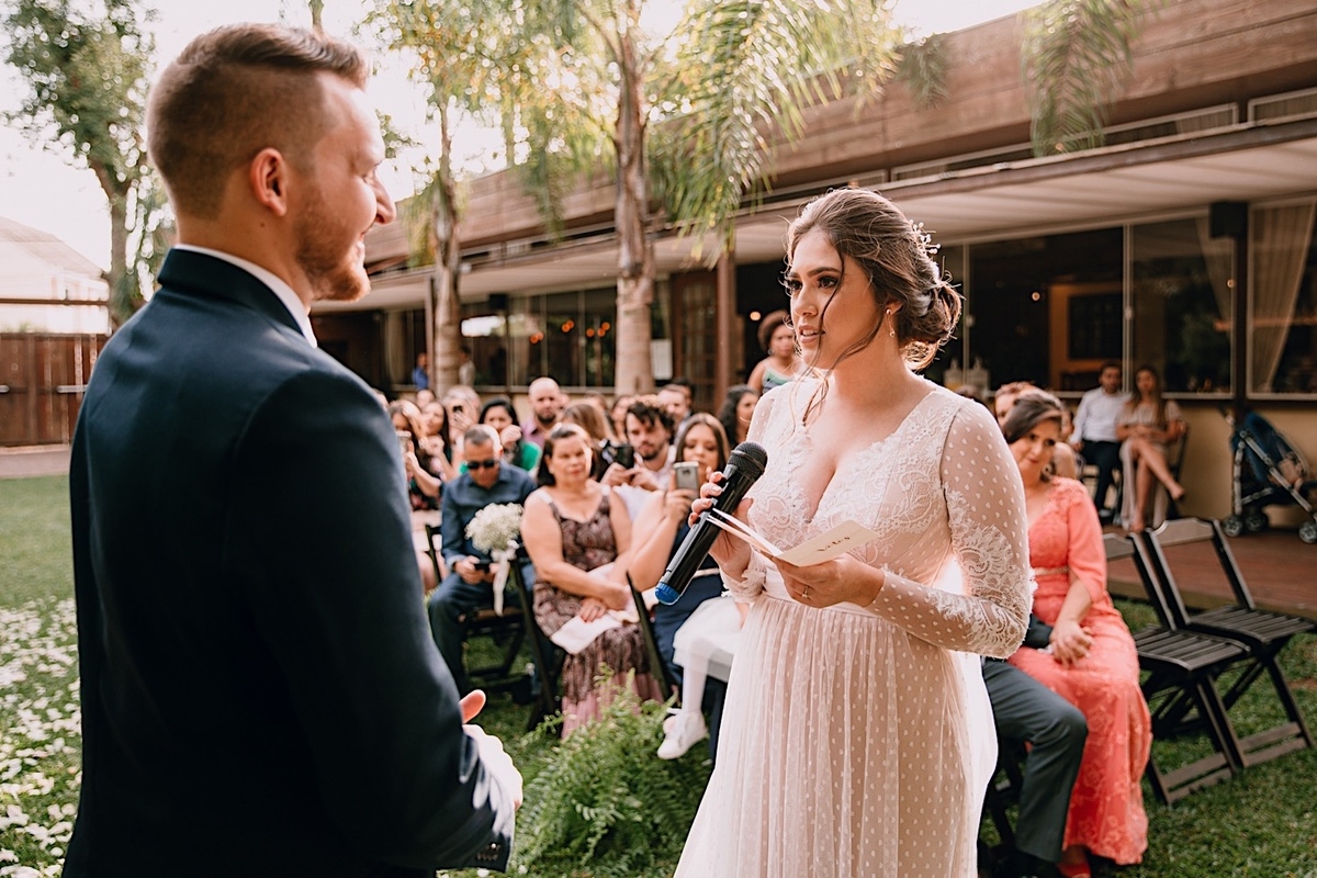 Cerimônia de Casamento na Chácara das Paineiras em Curitiba. Casamento ao ar livre, de dia, casamento com árvores, raquel e Tiago vestido Artha Atelier casamento
