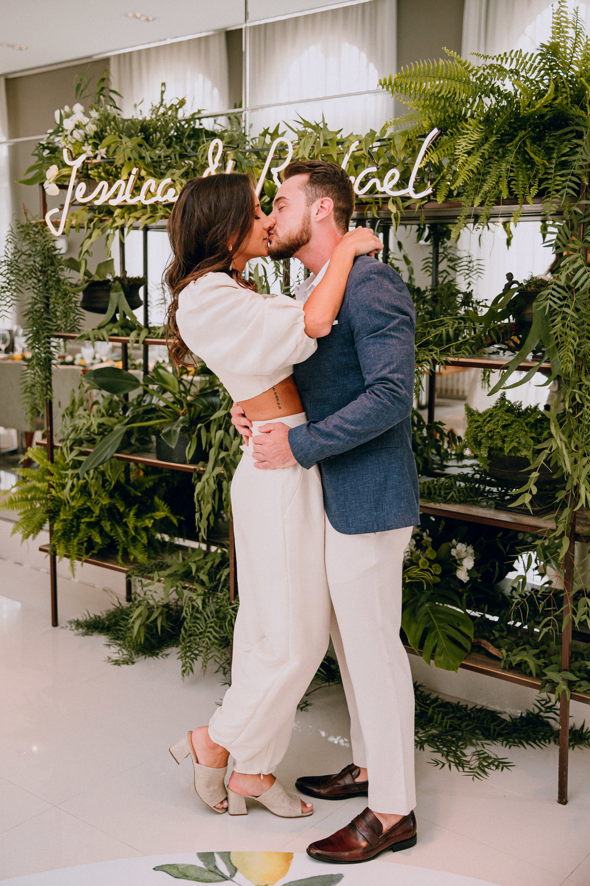 Festa de noivado nos mercês em Curitiba. Festa de noivado. Decoração temática de laranjas e limões para noivado. Cachorro participa da festa de noivado.