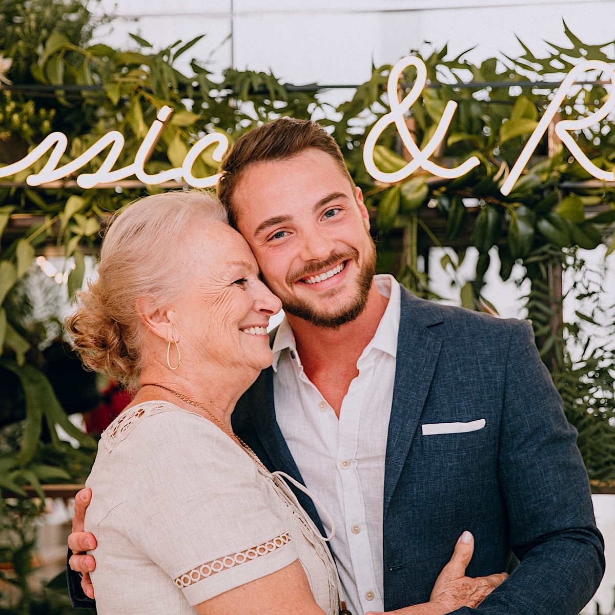 Festa de noivado nos mercês em Curitiba. Festa de noivado. Decoração temática de laranjas e limões para noivado. Cachorro participa da festa de noivado.