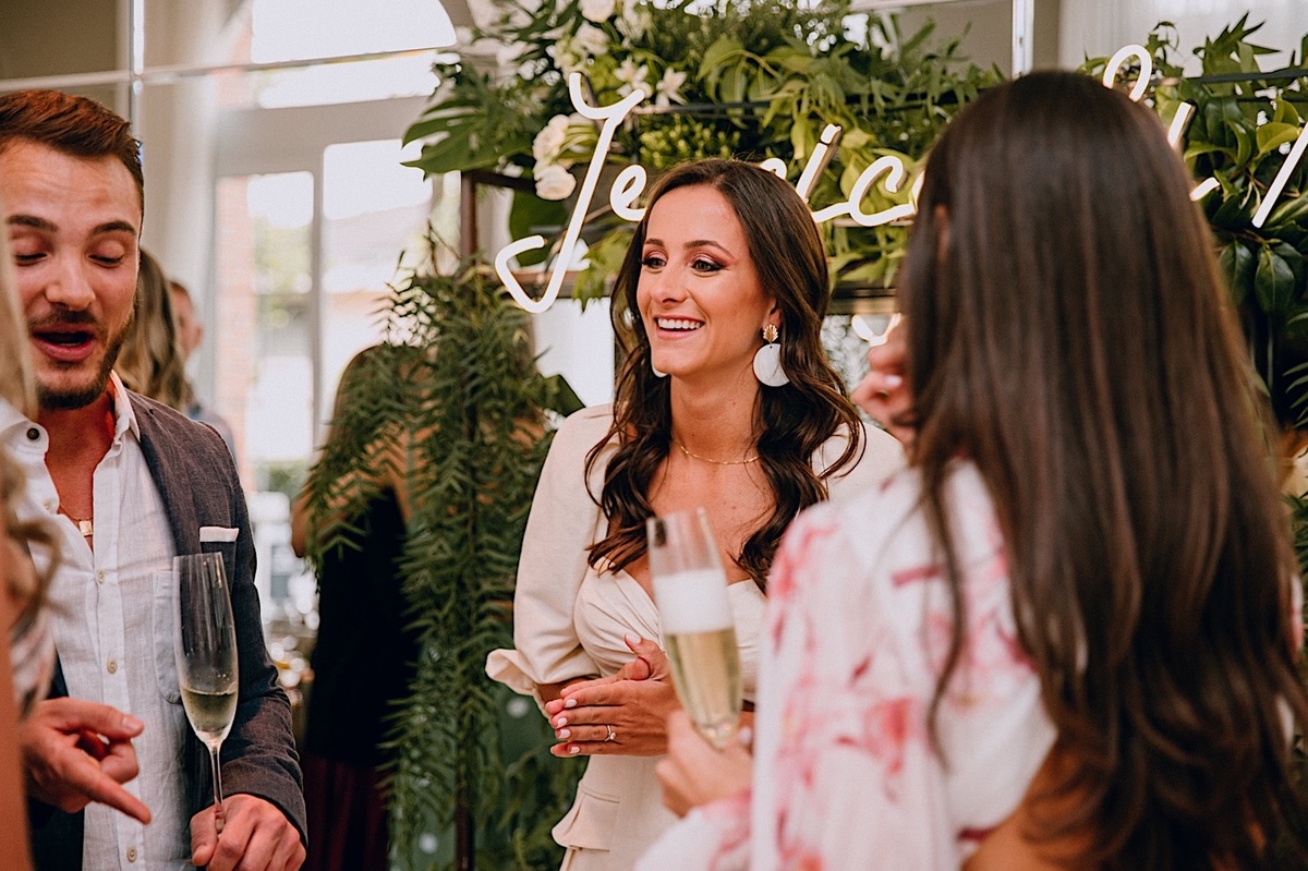 Festa de noivado nos mercês em Curitiba. Festa de noivado. Decoração temática de laranjas e limões para noivado. Cachorro participa da festa de noivado.