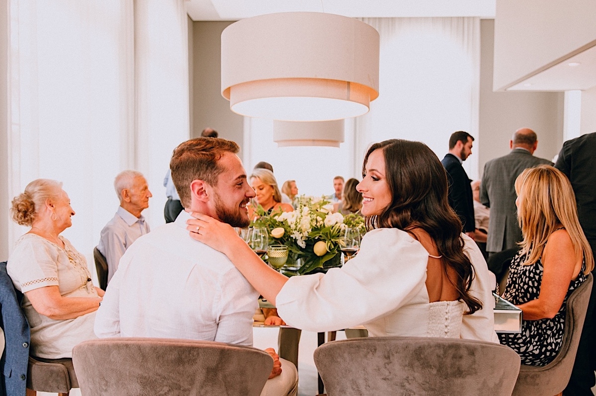 Festa de noivado nos mercês em Curitiba. Festa de noivado. Decoração temática de laranjas e limões para noivado. Cachorro participa da festa de noivado.