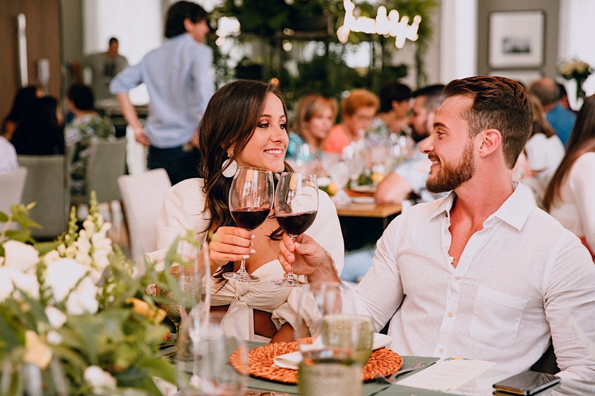 Festa de noivado nos mercês em Curitiba. Festa de noivado. Decoração temática de laranjas e limões para noivado. Cachorro participa da festa de noivado.