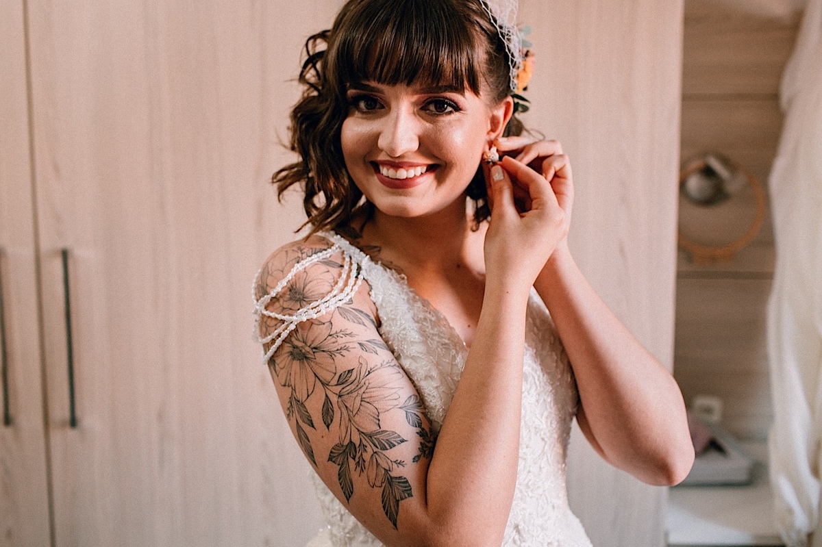 Casamento Mini Wedding na Chácara das Paineiras em Curitiba Casamento Mari e Lucas intimista, making of da noiva em casa com vestido da Madah Ateliê