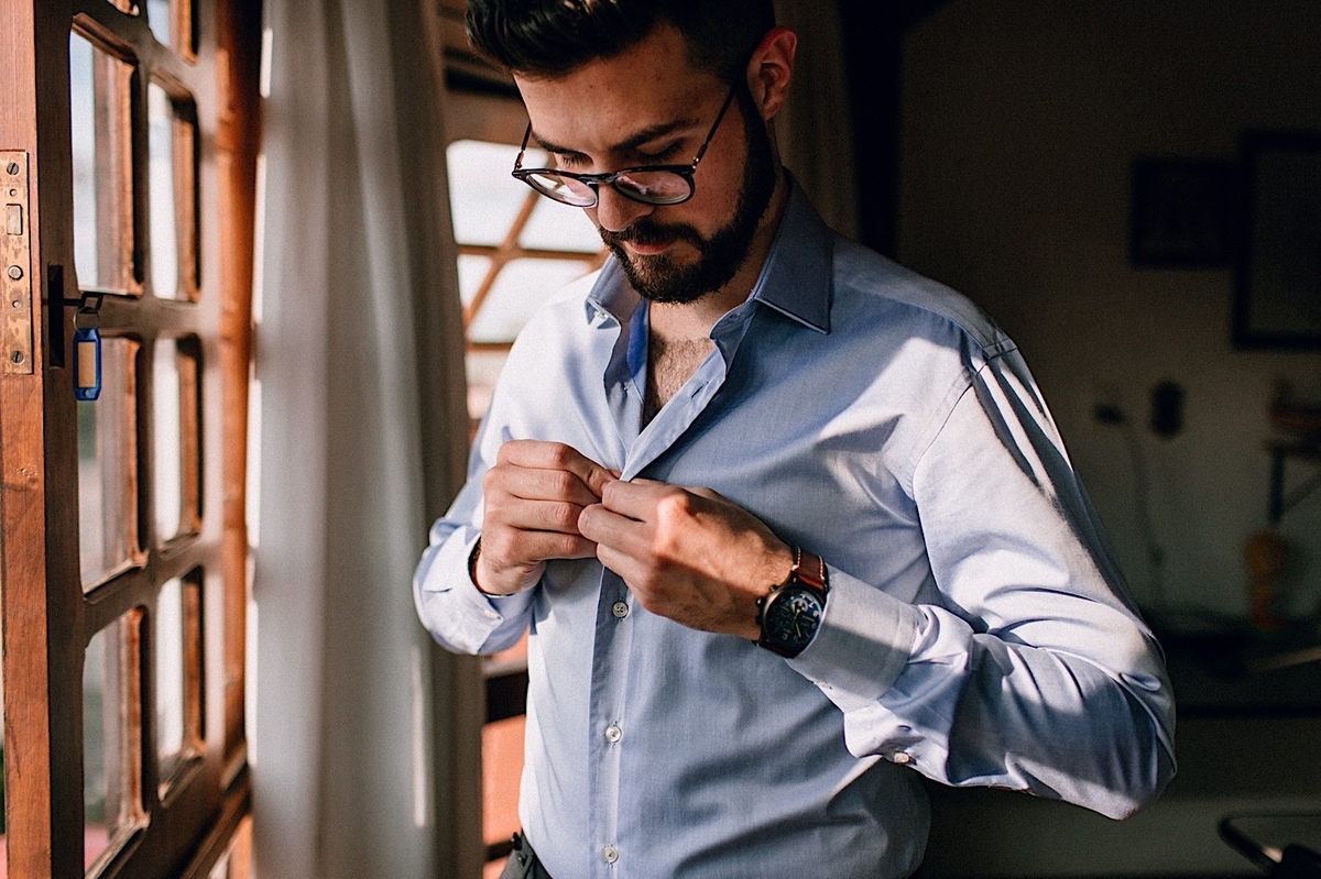 Casamento Mini Wedding na Chácara das Paineiras em Curitiba Casamento Mari e Lucas intimista, making of do noivo com padrinhos
