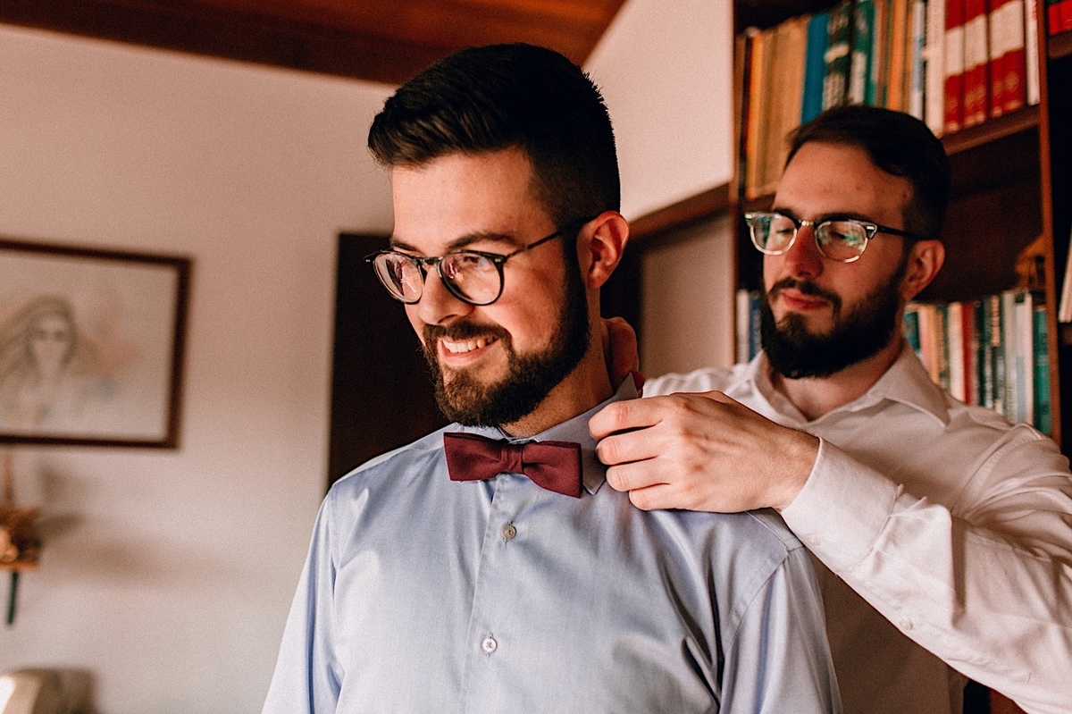 Casamento Mini Wedding na Chácara das Paineiras em Curitiba Casamento Mari e Lucas intimista, making of do noivo com padrinhos