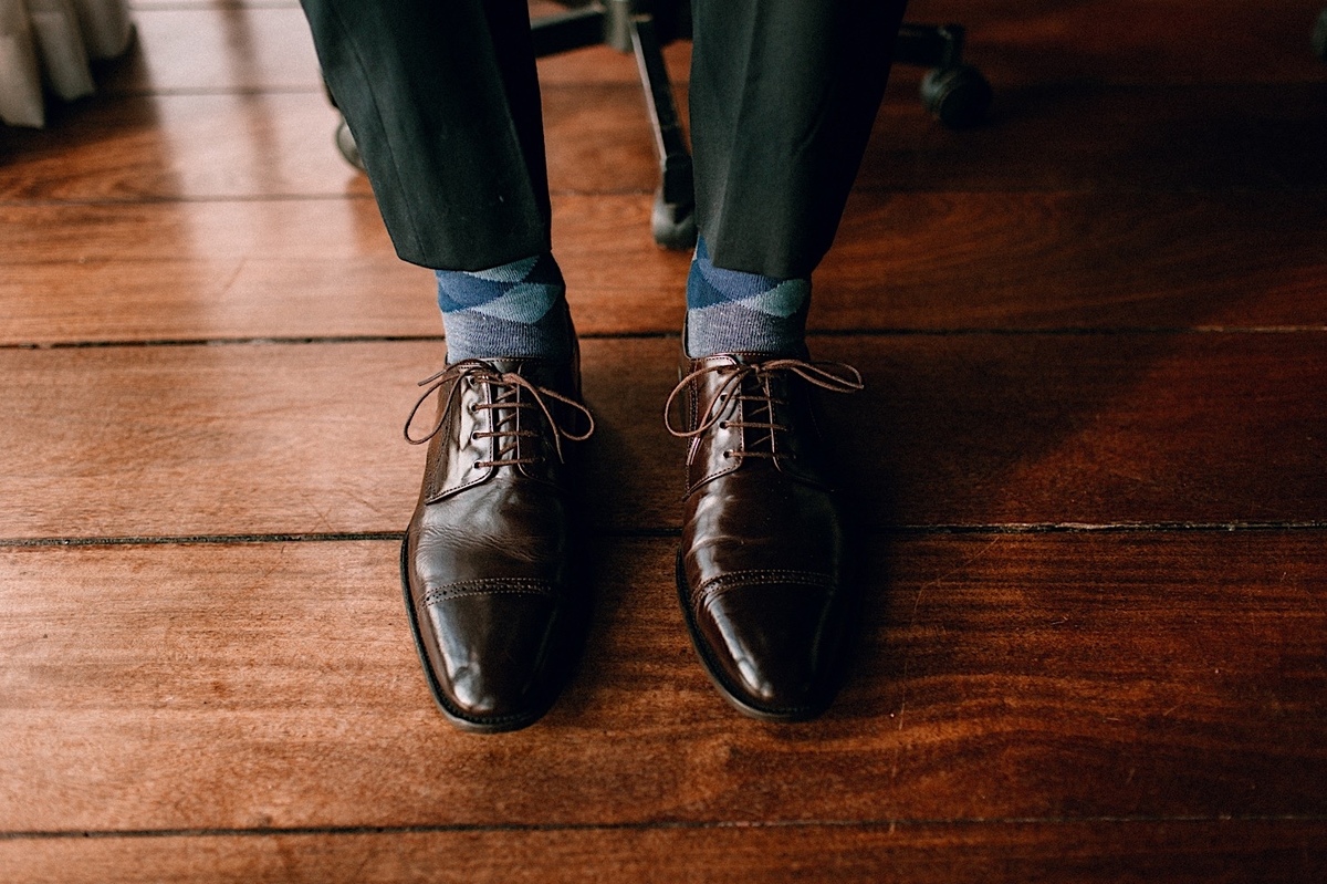 Casamento Mini Wedding na Chácara das Paineiras em Curitiba Casamento Mari e Lucas intimista, making of do noivo com padrinhos