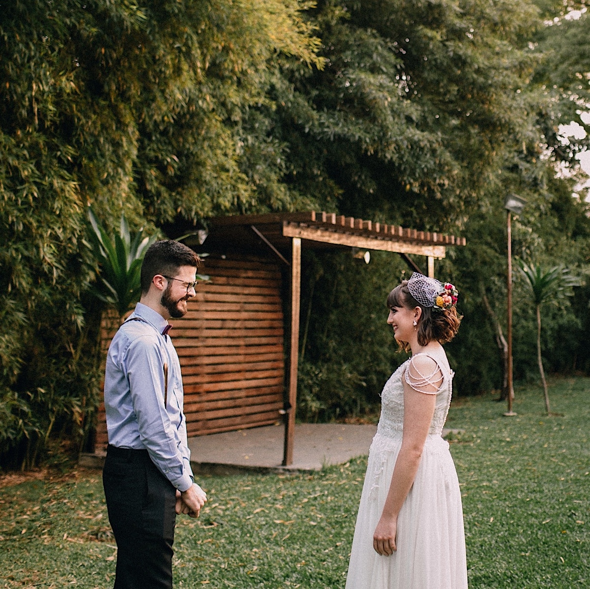 Casamento Mini Wedding na Chácara das Paineiras em Curitiba Casamento Mari e Lucas intimista linda luz vestido da noiva Madah Ateliê, first look dos noivos na chácara paineiras
