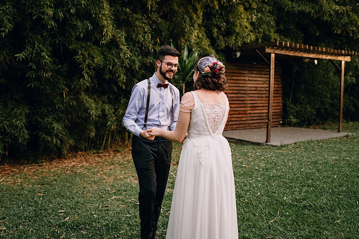 Casamento Mini Wedding na Chácara das Paineiras em Curitiba Casamento Mari e Lucas intimista linda luz vestido da noiva Madah Ateliê, first look dos noivos na chácara paineiras