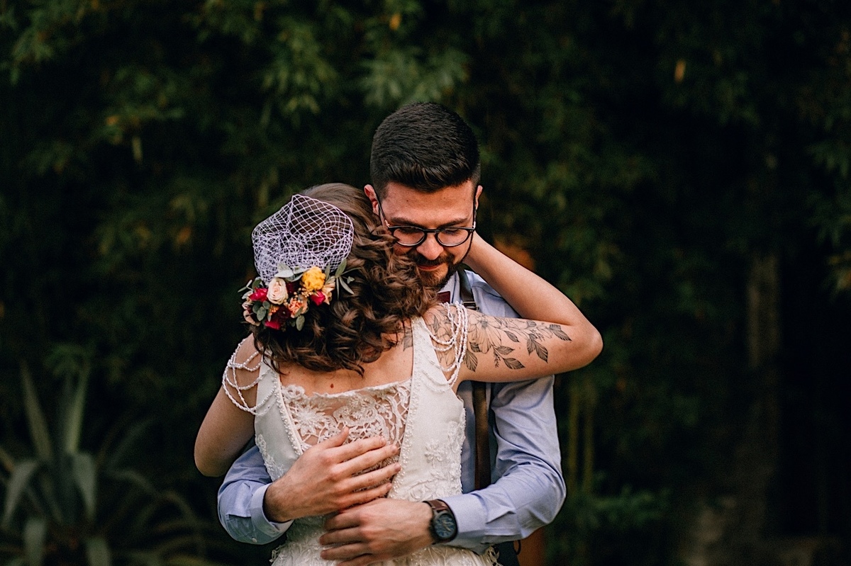 Casamento Mini Wedding na Chácara das Paineiras em Curitiba Casamento Mari e Lucas intimista linda luz vestido da noiva Madah Ateliê, first look dos noivos na chácara paineiras