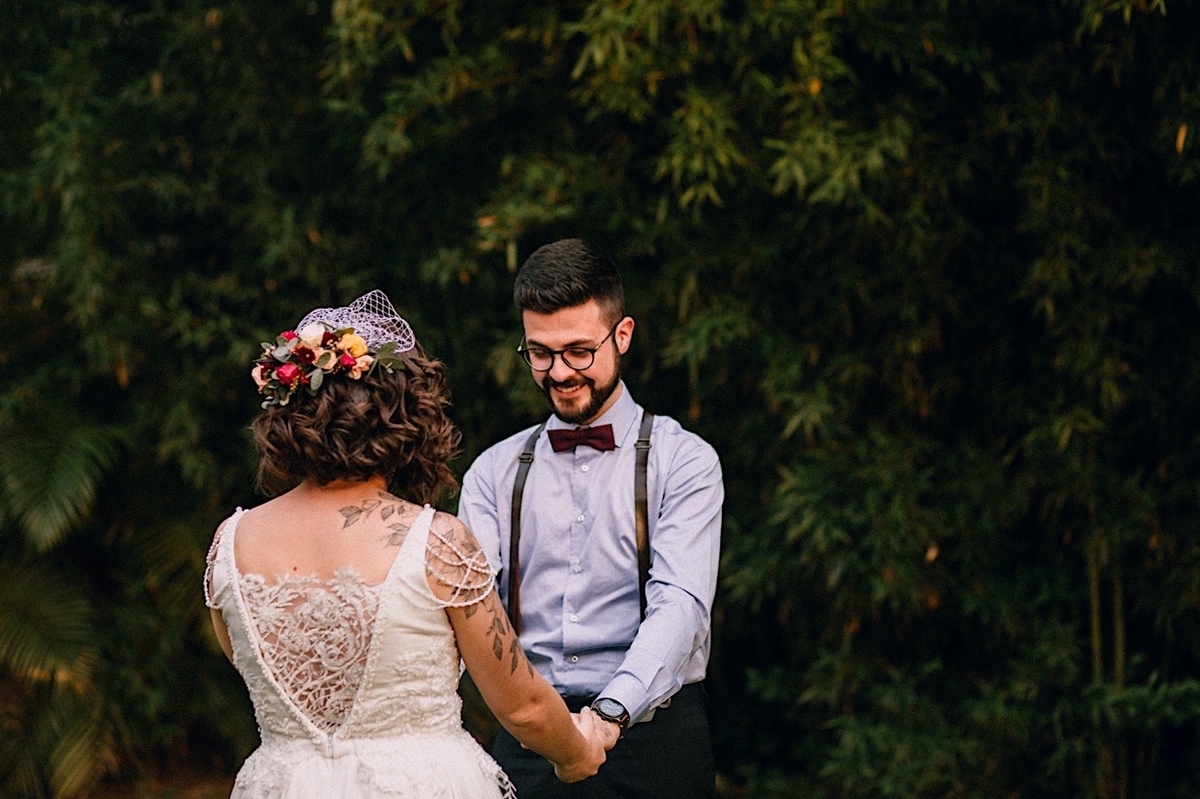 Casamento Mini Wedding na Chácara das Paineiras em Curitiba Casamento Mari e Lucas intimista linda luz vestido da noiva Madah Ateliê, first look dos noivos na chácara paineiras