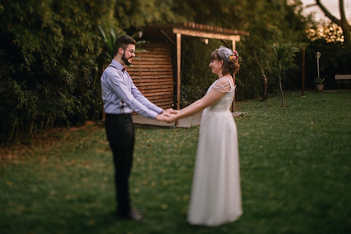 Casamento Mini Wedding na Chácara das Paineiras em Curitiba Casamento Mari e Lucas intimista linda luz vestido da noiva Madah Ateliê, first look dos noivos na chácara paineiras