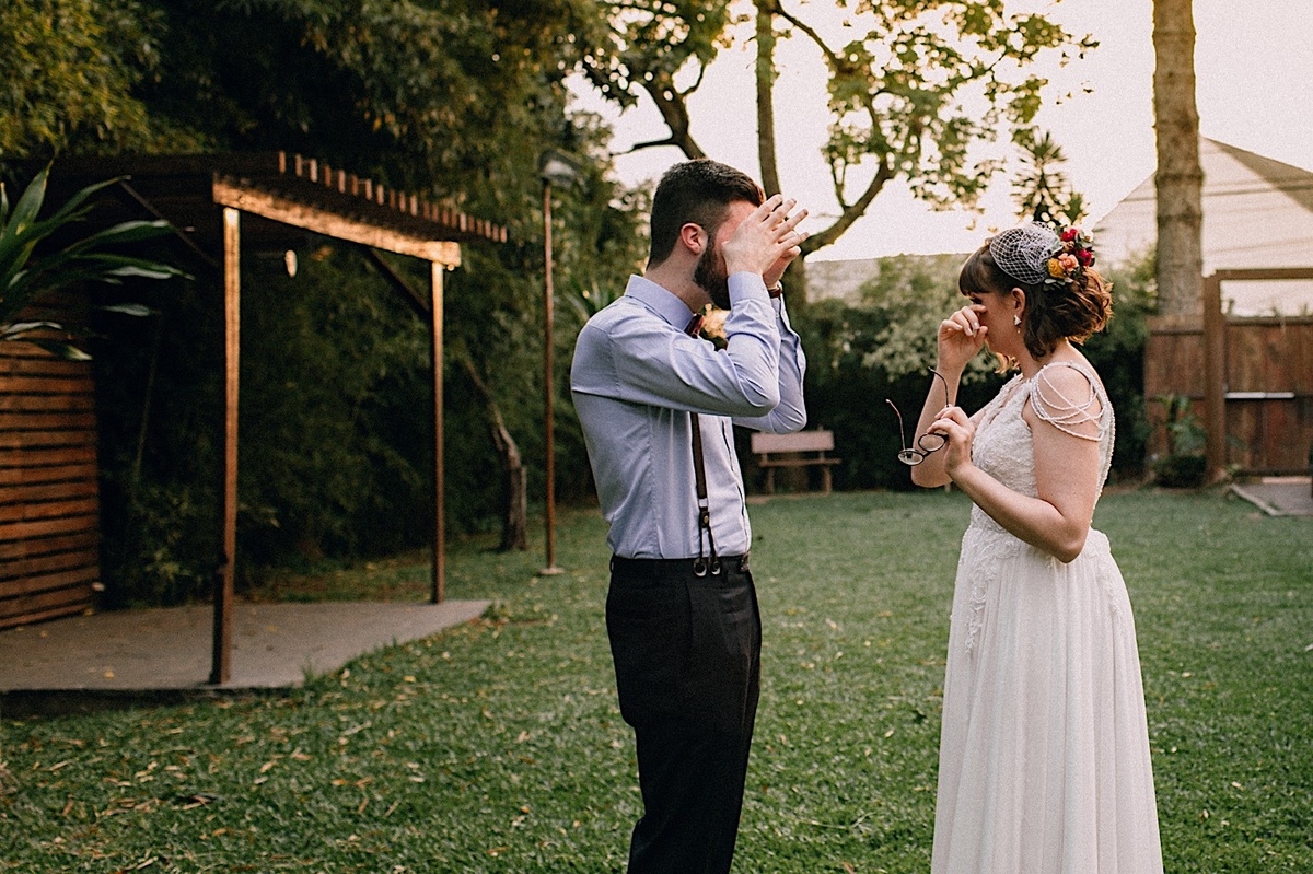 Casamento Mini Wedding na Chácara das Paineiras em Curitiba Casamento Mari e Lucas intimista linda luz vestido da noiva Madah Ateliê, first look dos noivos na chácara paineiras