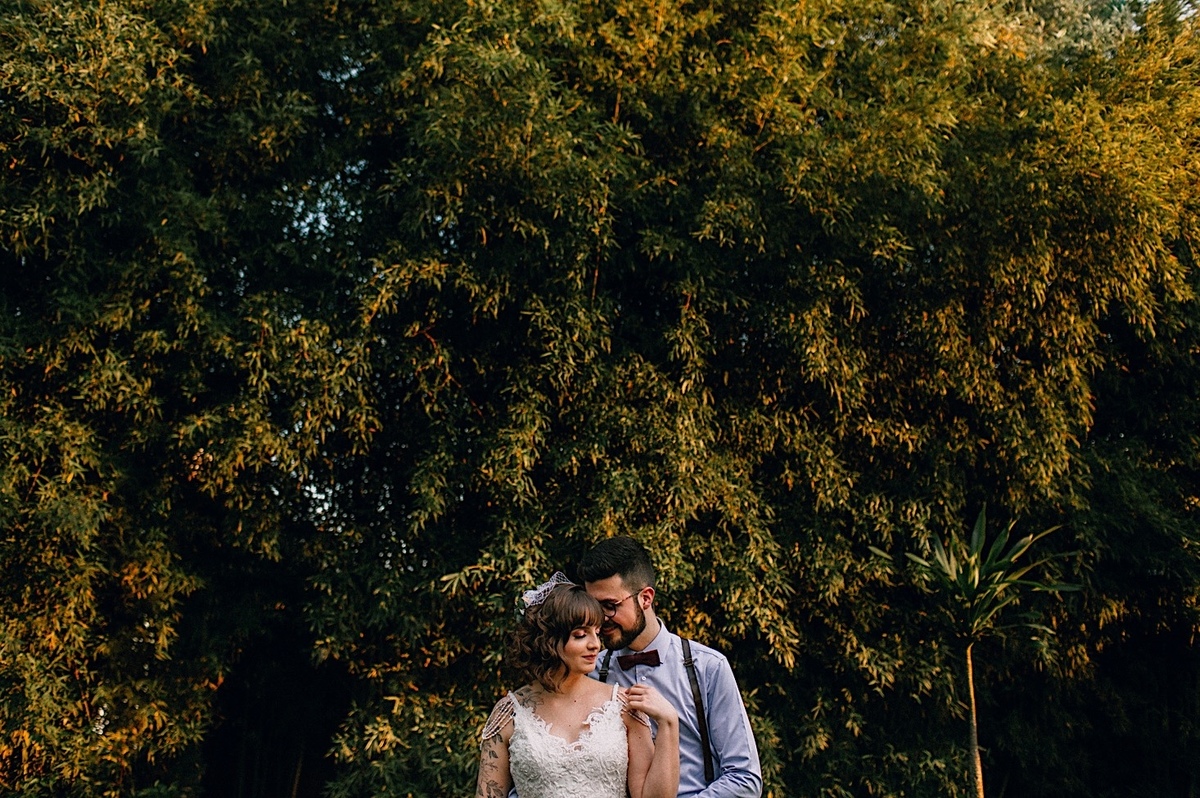 Casamento Mini Wedding na Chácara das Paineiras em Curitiba Casamento Mari e Lucas intimista linda luz vestido da noiva Madah Ateliê, first look dos noivos na chácara paineiras