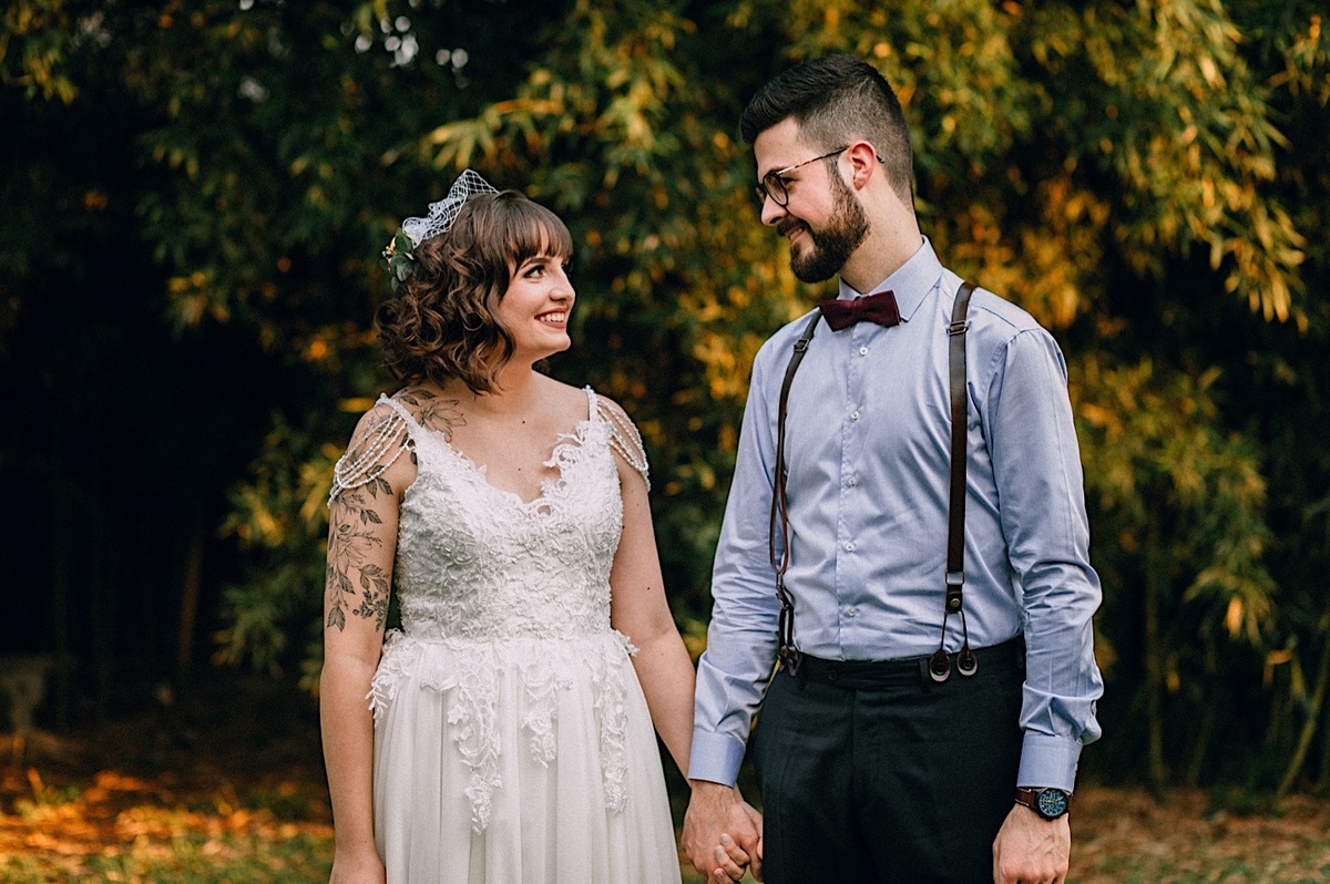 Casamento Mini Wedding na Chácara das Paineiras em Curitiba Casamento Mari e Lucas intimista linda luz vestido da noiva Madah Ateliê, first look dos noivos na chácara paineiras