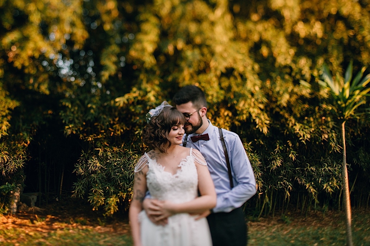 Casamento Mini Wedding na Chácara das Paineiras em Curitiba Casamento Mari e Lucas intimista linda luz vestido da noiva Madah Ateliê, first look dos noivos na chácara paineiras