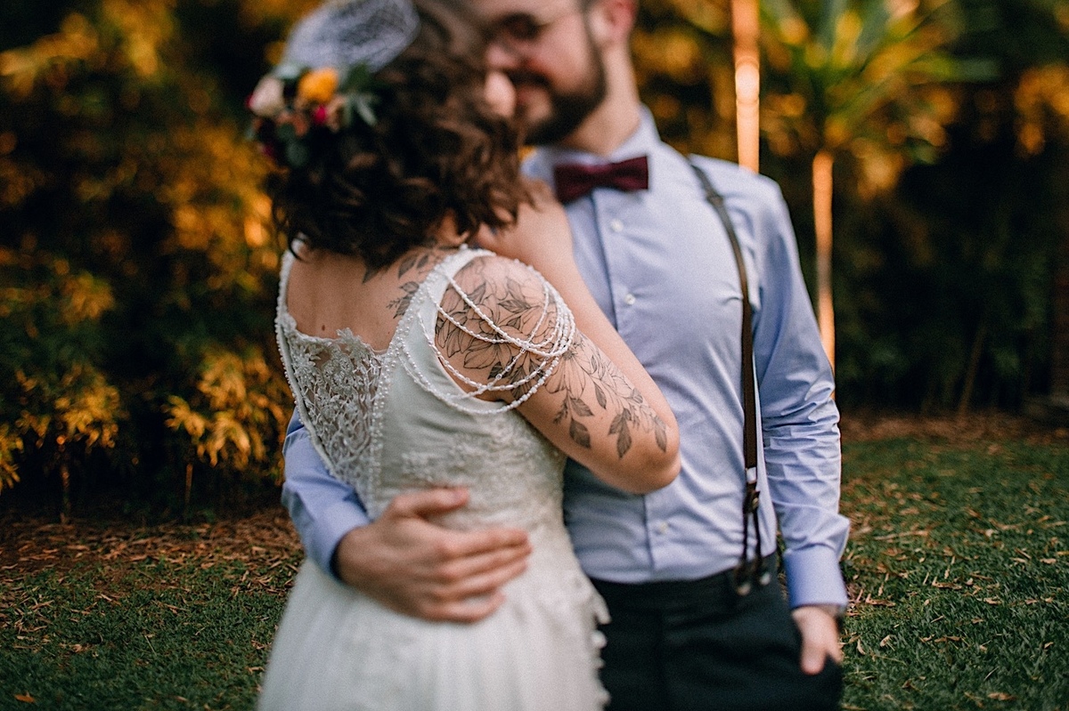 Casamento Mini Wedding na Chácara das Paineiras em Curitiba Casamento Mari e Lucas intimista linda luz vestido da noiva Madah Ateliê, first look dos noivos na chácara paineiras