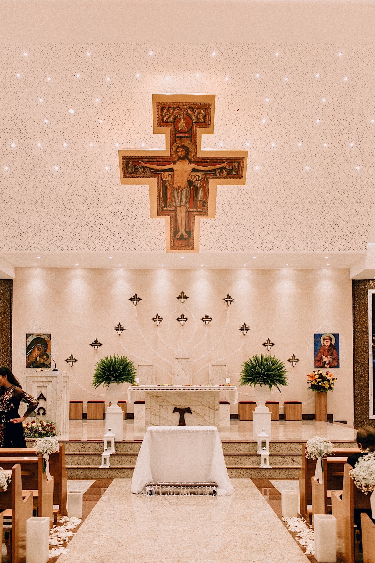 Casamento Mini Wedding no Santuário São Francisco de Assis no bairro Xaxim em Curitiba Casamento Mari e Lucas intimista linda luz vestido da noiva Madah Ateliê em Curitiba