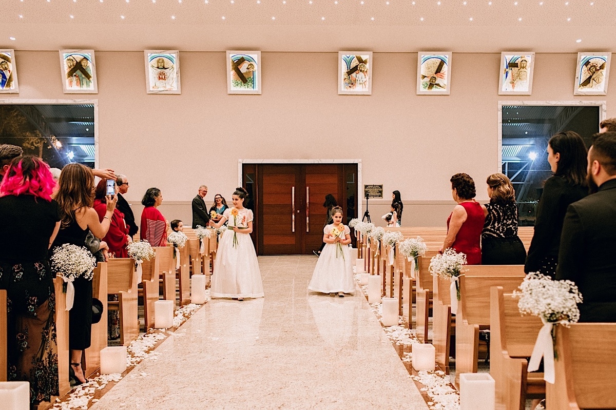 Casamento Mini Wedding no Santuário São Francisco de Assis no bairro Xaxim em Curitiba Casamento Mari e Lucas intimista linda luz vestido da noiva Madah Ateliê em Curitiba
